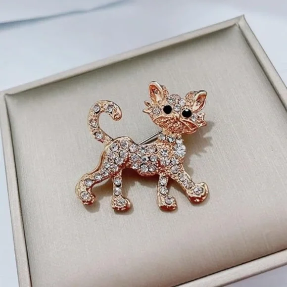Elegant Gold Cat Brooch - Picture 4 of 6